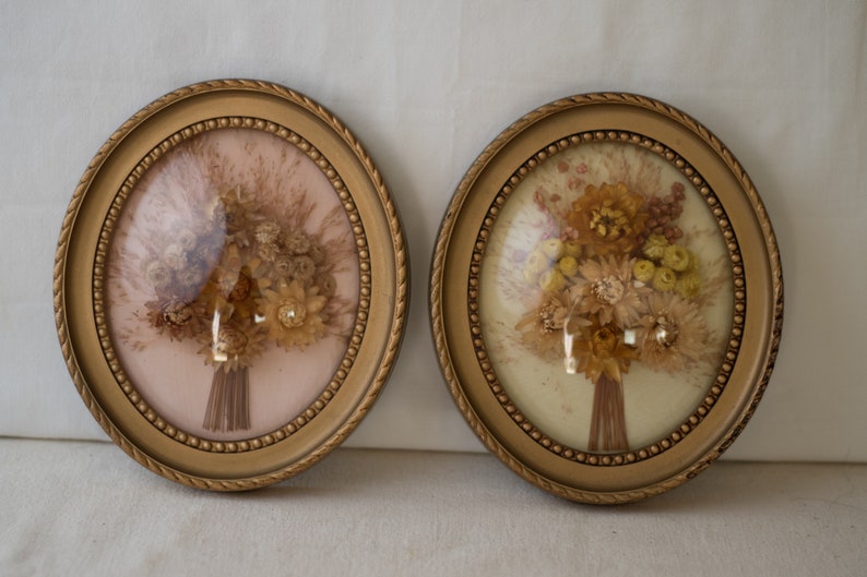 Pair of medallions e dried flowers