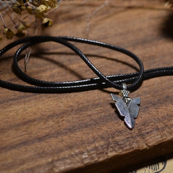 Kette "Arrowhead", nordic, pagan, wicca, silber, schwarz, lederimitat, Pfeilspitze, vikinger, viking