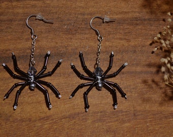 Earrings "Theraphosidae" small spider earrings made of beads, spooky look, witch goth jewelry creepy crawly pagan jewelry