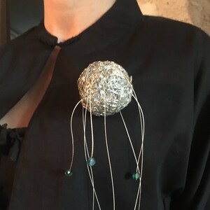 Broche Atik Couture Design Argent Cristal Vert Céleste Planète Etoiles Univers Création Originale Fait Main Art Déco Moderne Contemporain