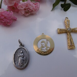 Set aus 3 religiösen Anhängern