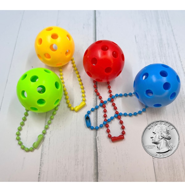 Micro étiquettes de sac super mignonnes, petits pickleballs amusants, quatre couleurs, étiquette de sac de pickleball - maintenant avec chaînes assorties !