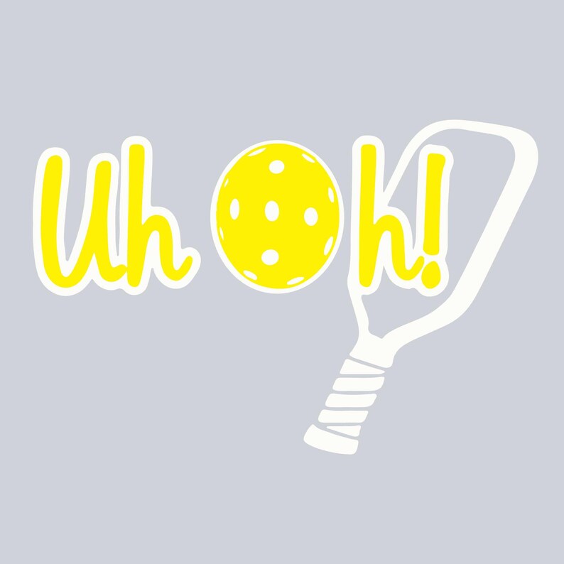 Op de afbeelding: Een grafisch ontwerp op een lichtgrijze achtergrond toont de woorden "Uh ok!" in geel met een witte omlijning. Een gele pickleball met witte stippen en een witte pickleball-peddel zijn ook inbegrepen.