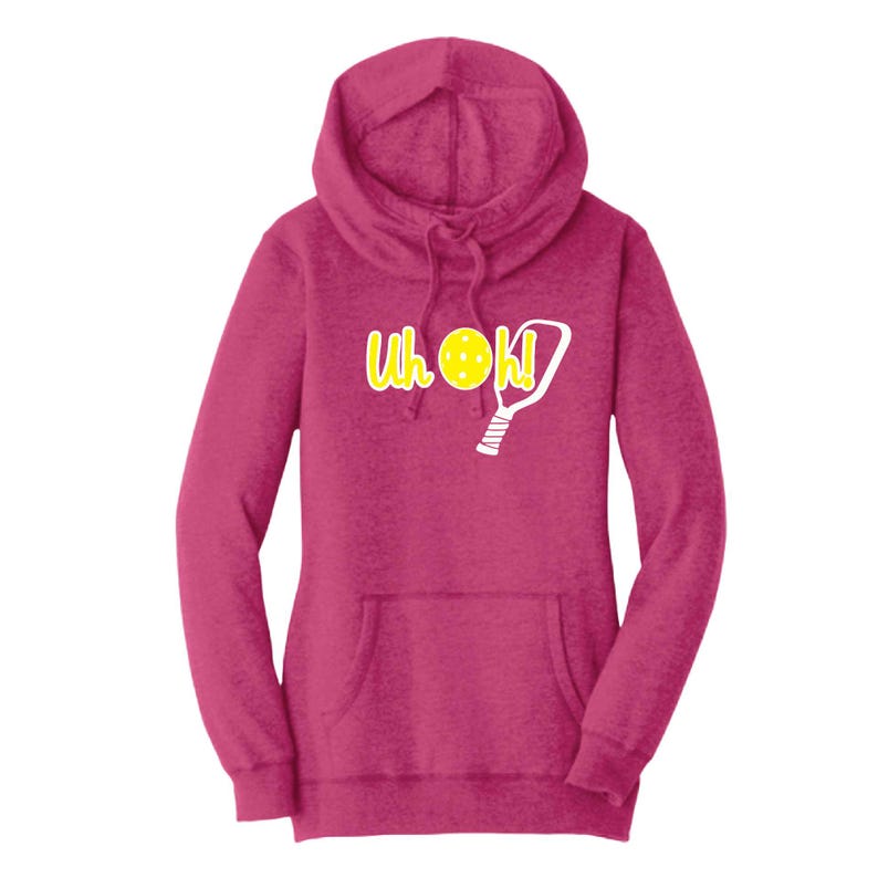 Op de afbeelding: Een magenta hoodie met een kangoeroezak en een capuchon met trekkoord. De voorkant heeft de tekst "Uh OK!" in geel, met een pickleball en paddle graphic. De hoodie is gemaakt van een zacht, comfortabel materiaal.