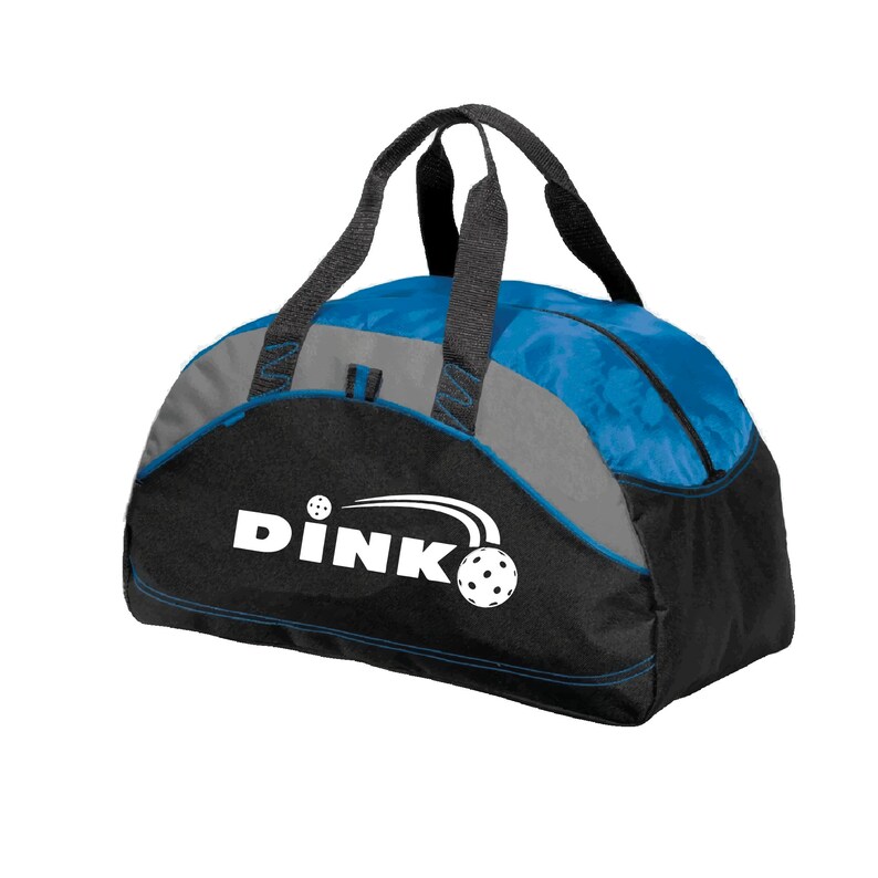 K&ouml;nnte beinhalten: Eine Sporttasche mit schwarzer Basis, grauem Mittelteil und blauem Oberteil. Auf der Vorderseite befindet sich der wei&szlig;e Schriftzug DINK mit einer Ballgrafik. Die Tasche verf&uuml;gt &uuml;ber zwei schwarze Tragegriffe und blaue Ziern&auml;hte im gesamten Design.