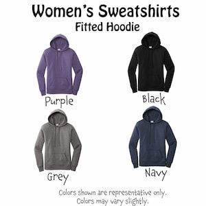 K&ouml;nnte beinhalten: Das Bild zeigt vier Kapuzenpullover in verschiedenen Farben: Lila, Schwarz, Grau und Marineblau. Der Text oben lautet "Damen Sweatshirts Fitted Hoodie". Jeder Hoodie ist mit seiner Farbe beschriftet. Der Text unten besagt, dass die gezeigten Farben nur repr&auml;sentativ sind.