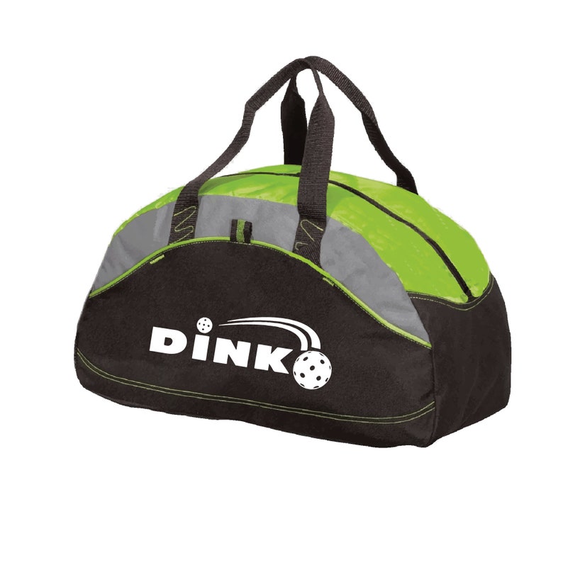 K&ouml;nnte beinhalten: Eine schwarze, limettengr&uuml;ne und graue Sporttasche mit zwei schwarzen Tragegriffen. Auf der Vorderseite befindet sich der wei&szlig;e Schriftzug DINK mit einer Ballgrafik und einem Schwungdesign. Die Tasche hat einen geschwungenen Rei&szlig;verschluss.