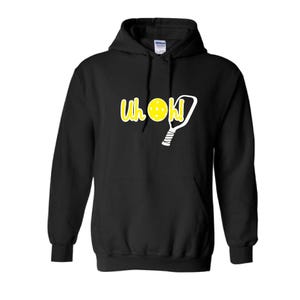 Op de afbeelding: Zwarte hoodie met een voorzak. Het ontwerp toont de gele woorden "Uh Ok!" samen met een gele pickleball en een witte pickleball-paddle.