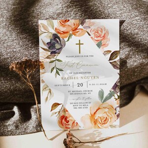 Peut inclure: Une invitation de première communion avec des accents floraux et dorés. L'invitation présente une croix dorée, le texte "First Communion" et le nom "Rachel Nguyen". La date est le 20 septembre, à 9h30-11h00.