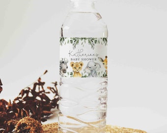 Op de afbeelding: Een doorzichtige plastic waterfles met een wit etiket met een groene bladrand en een aquarel-illustratie van een zebra, leeuw, olifant en giraffe. Het etiket luidt "Katherine's Baby Shower".