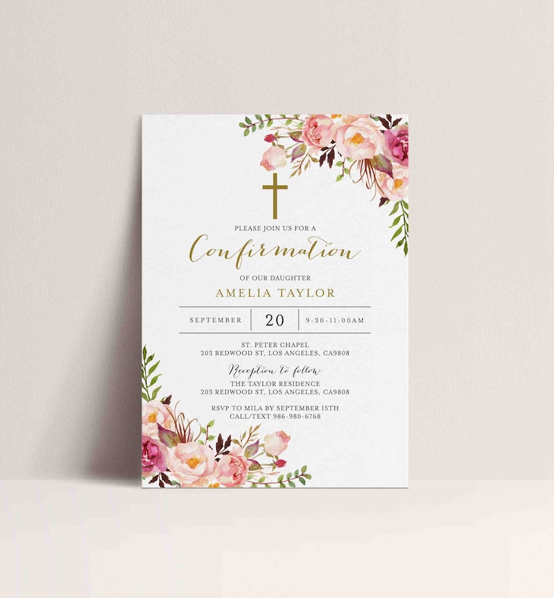 K&ouml;nnte beinhalten: Eine wei&szlig;e Einladungskarte mit einem goldenen Kreuz und dem Text "Confirmation" in Kursivschrift. Die Karte ist mit rosa und wei&szlig;en Aquarellblumen verziert. Der Text auf der Karte enth&auml;lt das Datum, die Uhrzeit und den Ort der Konfirmationszeremonie sowie den Namen der Person, die konfirmiert wird.