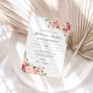 K&ouml;nnte beinhalten: Eine florale Einladungskarte f&uuml;r eine 50. Geburtstagsfeier. Die Karte zeigt ein rosafarbenes und wei&szlig;es Blumendesign mit gr&uuml;nen Bl&auml;ttern. Der Text auf der Karte lautet "Katherine Smith's 50th Birthday" und enth&auml;lt das Datum, die Uhrzeit und den Ort der Party. Der Text enth&auml;lt auch die RSVP-Informationen. Die Karte hat einen wei&szlig;en Hintergrund.