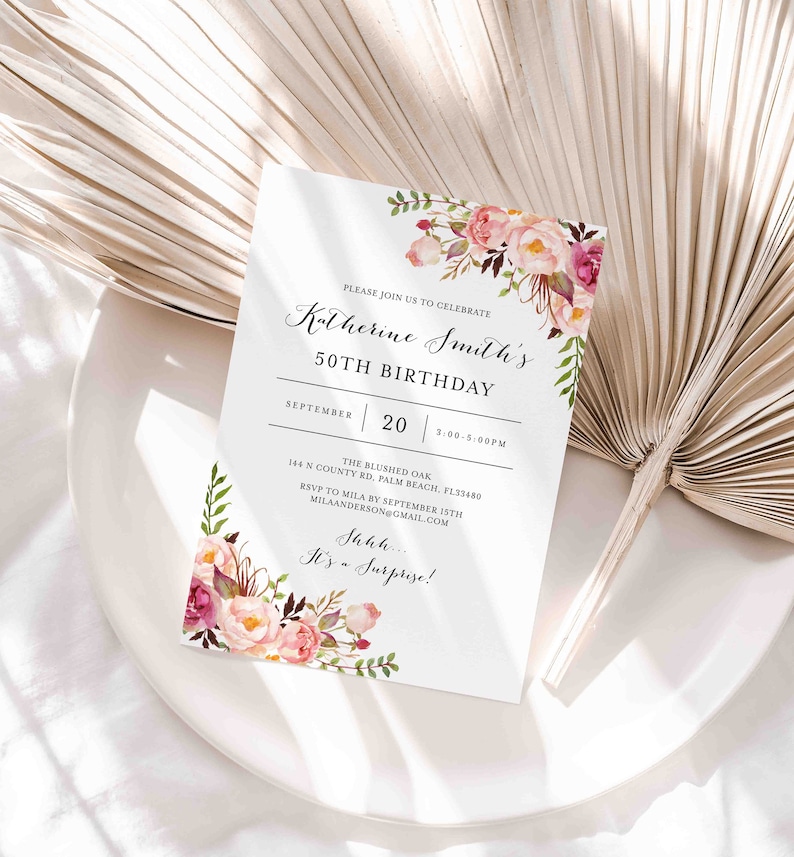 K&ouml;nnte beinhalten: Eine florale Einladungskarte f&uuml;r eine 50. Geburtstagsfeier. Die Karte zeigt ein rosafarbenes und wei&szlig;es Blumendesign mit gr&uuml;nen Bl&auml;ttern. Der Text auf der Karte lautet "Katherine Smith's 50th Birthday" und enth&auml;lt das Datum, die Uhrzeit und den Ort der Party. Der Text enth&auml;lt auch die RSVP-Informationen. Die Karte hat einen wei&szlig;en Hintergrund.