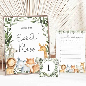 Può includere: Un gioco di baby shower stampabile a tema giungla. Il gioco si chiama "Indovina il dolce disordine" e presenta una simpatica illustrazione di animali, tra cui una giraffa, una zebra, un leone, un rinoceronte e una tigre. Il gioco include una carta con il numero "1" su di essa.