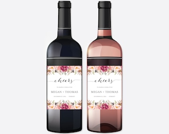 Könnte beinhalten: Zwei Weinflaschen mit Etiketten, die ein Blumenmuster und den Text "cheers to happily ever after Megan + Thomas December 20, 2024 Vermont" zeigen.