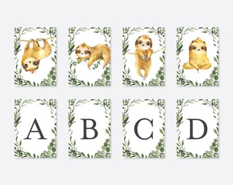 Puede incluir: Conjunto de cuatro tarjetas imprimibles con ilustraciones de acuarela de perezosos y las letras A, B, C y D. Cada tarjeta tiene un borde verde de hojas.