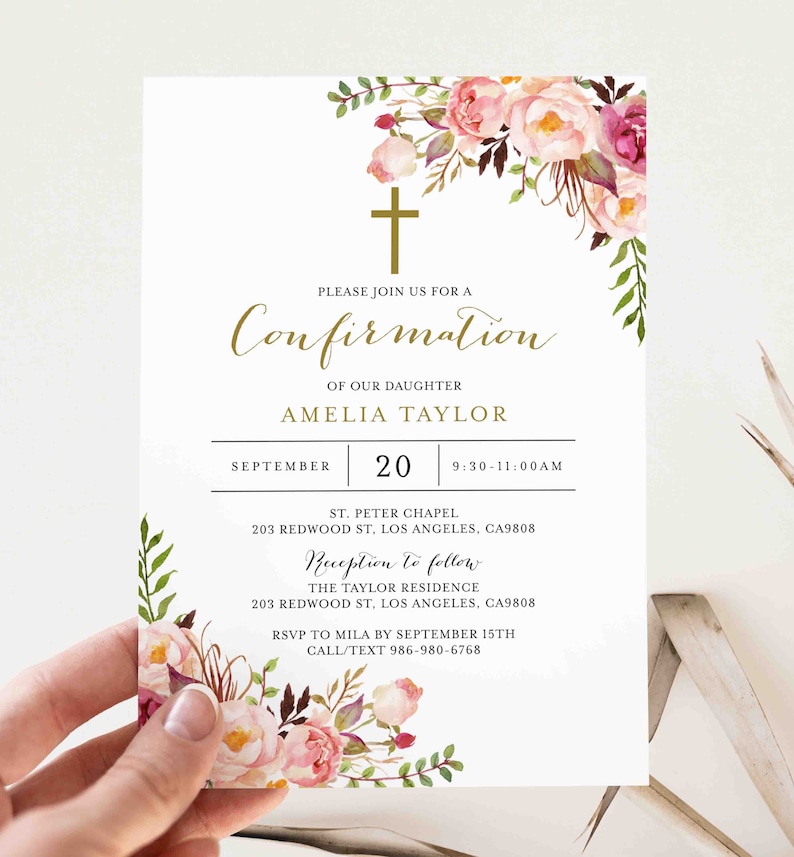 K&ouml;nnte beinhalten: Eine wei&szlig;e Einladungskarte mit einem goldenen Kreuz und einem floralen Design. Der Text lautet "Bitte nehmen Sie an der Konfirmation unserer Tochter Amelia Taylor teil, am 20. September, 9:30-11:00 Uhr, in der St. Peter Kapelle, 203 Redwood St, Los Angeles, CA9808, Empfang im Anschluss, The Taylor Residence, 203 Redwood St, Los Angeles, CA9808, RSVP an Mila bis zum 15. September, Anrufen/SMS 986-980-6768."