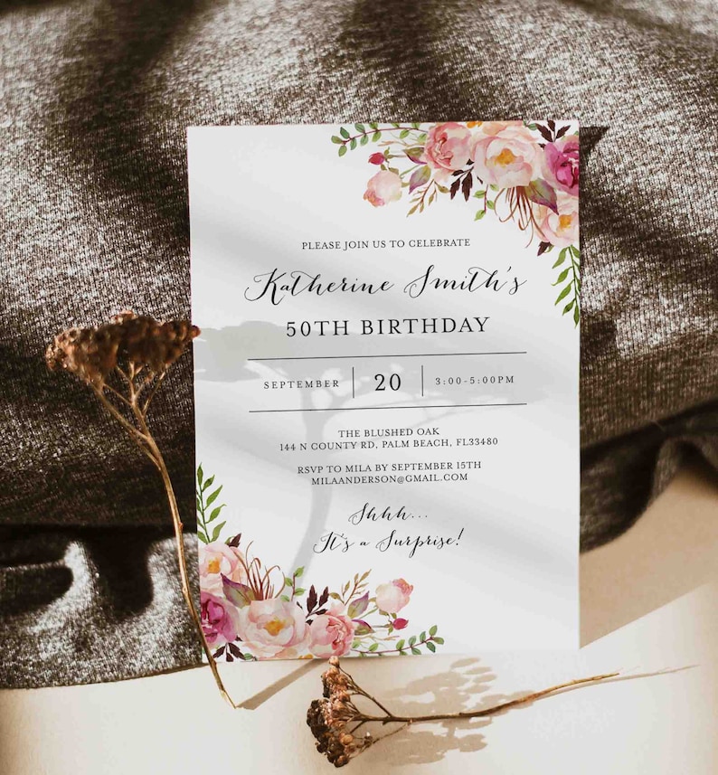 K&ouml;nnte beinhalten: Eine florale Einladung zu einem 50. Geburtstag. Die Einladung zeigt ein Aquarell-Blumendesign mit rosa und violetten Blumen. Der Text auf der Einladung lautet "Katherine Smith's 50th Birthday" und enth&auml;lt Datum, Uhrzeit und Ort der Party. Die Einladung enth&auml;lt auch den Text "Shhh... It's a Surprise!"