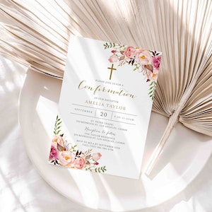 K&ouml;nnte beinhalten: Eine wei&szlig;e Karte mit goldenen Lettern, die eine Konfirmation f&uuml;r Amelia Taylor am 20. September ank&uuml;ndigt. Die Karte zeigt ein florales Design mit rosa und wei&szlig;en Blumen und gr&uuml;nen Bl&auml;ttern. Der Text enth&auml;lt die Uhrzeit, den Ort und die Kontaktinformationen f&uuml;r RSVP.