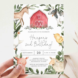 Op de afbeelding: Een aquarel-illustratie van een rode schuur met een witte X aan de zijkant. De schuur is omgeven door groene bladeren en bloemen. Er zijn ook illustraties van boerderijdieren, waaronder een koe, een varken, een kip, een schaap, een gans en een hert. De tekst op de uitnodiging luidt: "Kom gezellig met ons meevieren van Harpers 2e verjaardag! September 20, 9:30-11:00 uur, Harper's House, 144 White Willow Street, Palm Beach, FL 33480, RSVP v&oacute;&oacute;r 15 september, Amanda 360.965.9870".