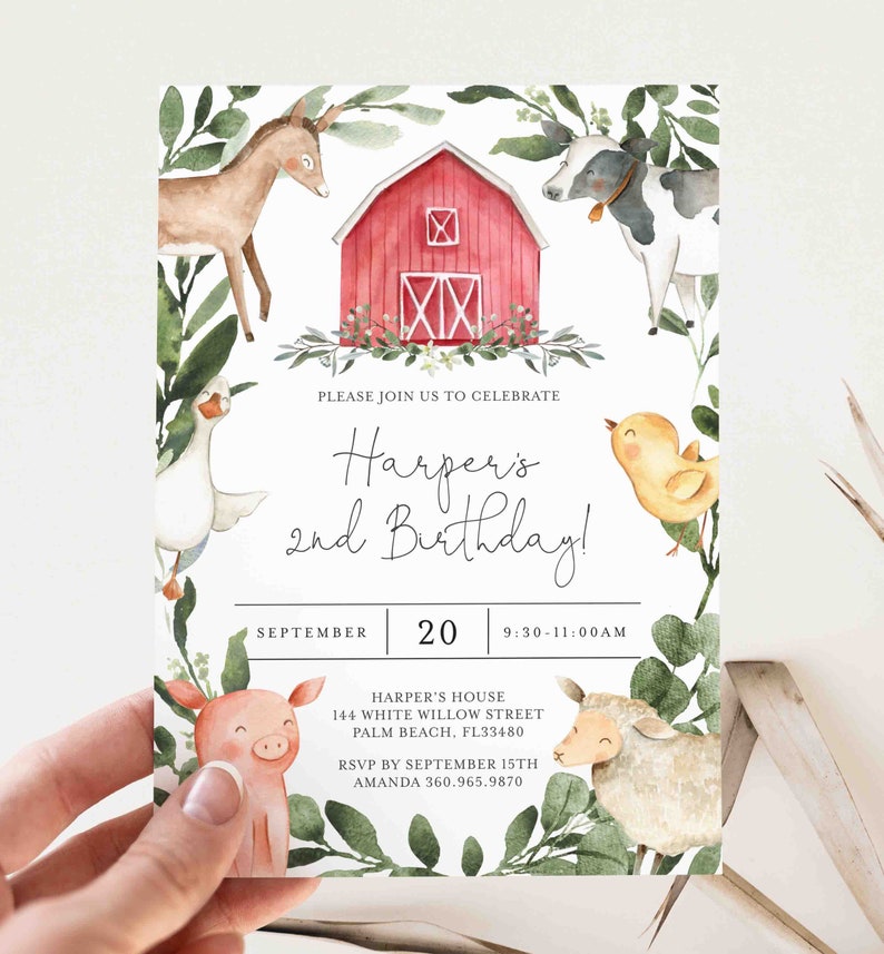 Op de afbeelding: Een aquarel-illustratie van een rode schuur met een witte X aan de zijkant. De schuur is omgeven door groene bladeren en bloemen. Er zijn ook illustraties van boerderijdieren, waaronder een koe, een varken, een kip, een schaap, een gans en een hert. De tekst op de uitnodiging luidt: "Kom gezellig met ons meevieren van Harpers 2e verjaardag! September 20, 9:30-11:00 uur, Harper's House, 144 White Willow Street, Palm Beach, FL 33480, RSVP v&oacute;&oacute;r 15 september, Amanda 360.965.9870".
