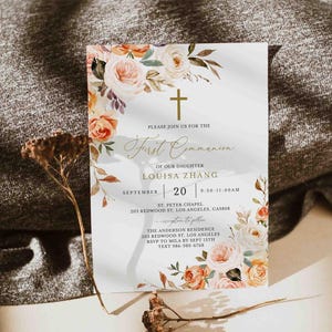 Peut inclure: Une invitation de Première Communion avec des motifs floraux. L'invitation présente une croix dorée et le texte "Rejoignez-nous pour la Première Communion de notre fille Louisa Zhang". La date est le 20 septembre.