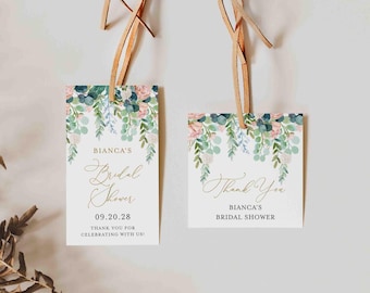 Może przedstawiać: Dwie kwiatowe etykiety na upominki z przyjęcia panieńskiego z jasnobrązowym sznurkiem ze skóry. Etykieta po lewej stronie głosi "Bianca's Bridal Shower 09.20.28 Dziękujemy za świętowanie z nami!" Etykieta po prawej stronie głosi "Dziękujemy Bianca's Bridal Shower".
