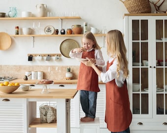 Kleinkind Schürze Leinen Cross Back Schürze, Mutter und Ich Set Schürze, Kinder Schürze, Kittel mit Taschen für Kinder, Geschenk für kleine Jungen oder Mädchen