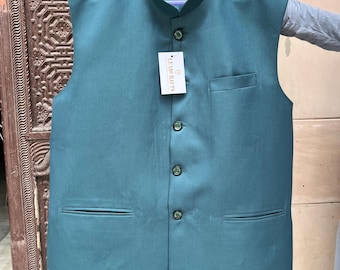 Op de afbeelding: Tealkleurig vest met een opstaande kraag en een sluiting met vier knopen. Het vest heeft twee voorzakken en een label met de tekst "LEADERRAFTS". De binnenvoering van de kraag heeft een wit en blauw patroon.
