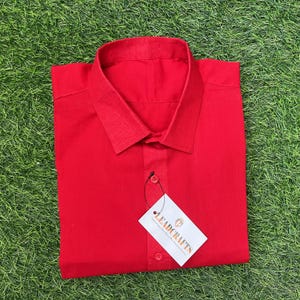 Camisa de algodón roja vintage de los años 70 con botones: ropa masculina retro