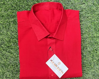Camisa de algodón roja vintage de los años 70 con botones: ropa masculina retro