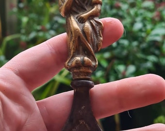 Abridor de botellas antiguo de latón vintage con forma de bruja voladora en escoba, brujería, pagano, bruja, wiccan