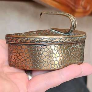 Antyczna ręcznie robiona brązowa mosiężna skrzynka na orzechy Pomander, ołtarzowa skrzynka na drobiazgi, czarownictwo, pogaństwo, wiccan, czarownica, pudełko na kadzidło