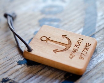 Llavero de madera Coordenadas de anclaje Colgante grabado personalizado por ambas caras