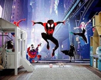 Könnte beinhalten: Ein Wandbild mit Spider-Man-Figuren in einer Stadtkulisse, darunter eine zentrale schwarz-rote Figur im Sprung, eine weiß-schwarze Figur in der Luft, ein Robotercharakter und eine dunkel gekleidete Figur vor einer hohen städtischen Skyline.
