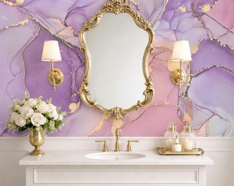 Peut inclure: Un meuble-lavabo blanc avec un évier, surmonté d'un miroir au cadre doré orné. Deux appliques murales dorées avec des abat-jours blancs encadrent le miroir. Un vase doré contient des roses blanches et un plateau doré porte deux distributeurs de savon en verre transparent.