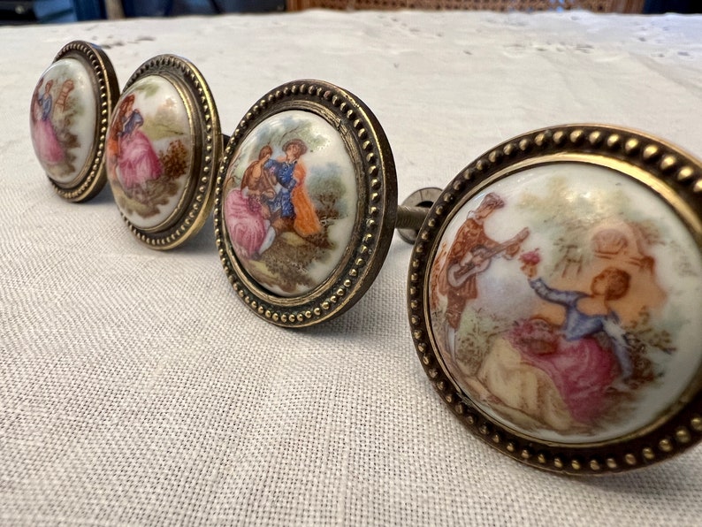 4 poignées de meuble en laiton antique avec médaillon en porcelaine, inspirées des dessins de Fragonard Jean-Honoré. image 2