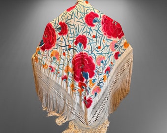 Antique Cantonese silk manton. Museum piano shawl from 1910. Manton de Manila. The shawl weighs almost 3 kilograms!