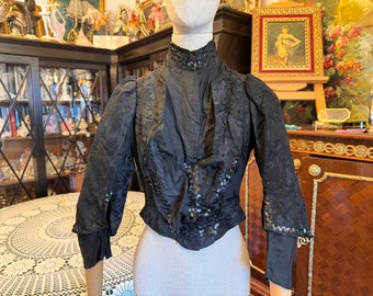 Giacca in stile vittoriano nero antico, corpetto con ferretto a maniche lunghe, seta, abito corsetto in condizioni immacolate di stile gotico vittoriano.