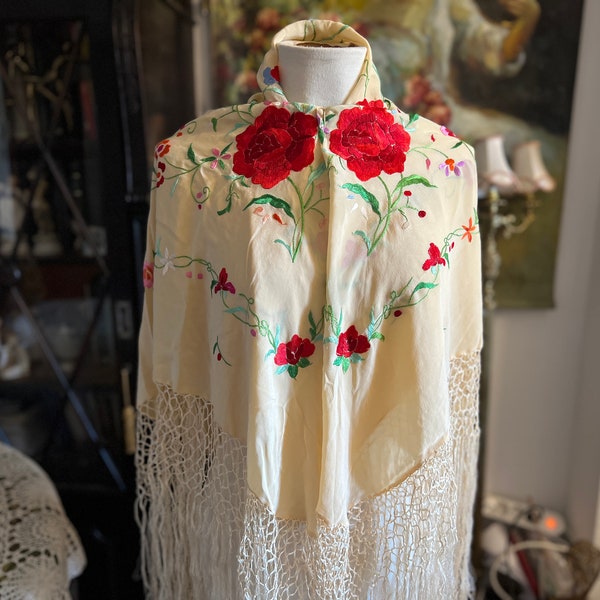 châle de manille en soie vintage (manton) pour le flamenco. Il présente une broderie à la main recto-verso et une longue frange.