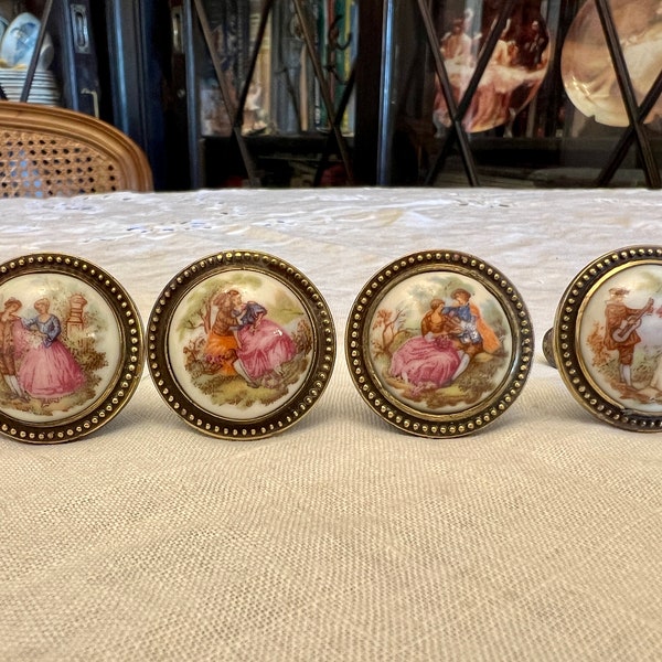 4 poignées de meuble en laiton antique avec médaillon en porcelaine, inspirées des dessins de Fragonard Jean-Honoré.