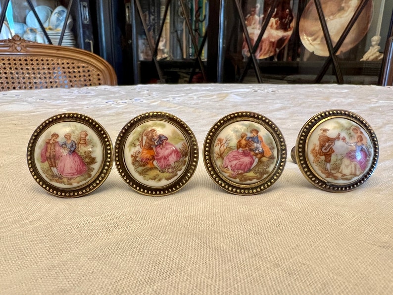 4 poignées de meuble en laiton antique avec médaillon en porcelaine, inspirées des dessins de Fragonard Jean-Honoré. image 1