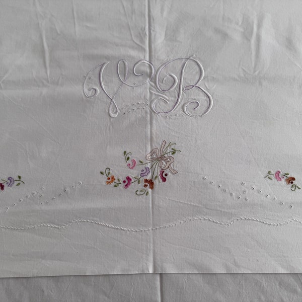 Drap de dessus brodé vintage. Drap en coton avec fleurs délicates. Lingerie française.