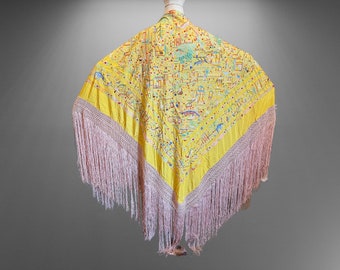 Vintage Cantonese silk shawl. Antique piano shawl from 1910. Manton de Manila. The weight of the shawl is 1600 grams.