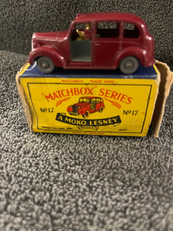 MATCHBOX No.17 METOROPOLITAN TAXI Vintage Matchbox No. 17 Austin