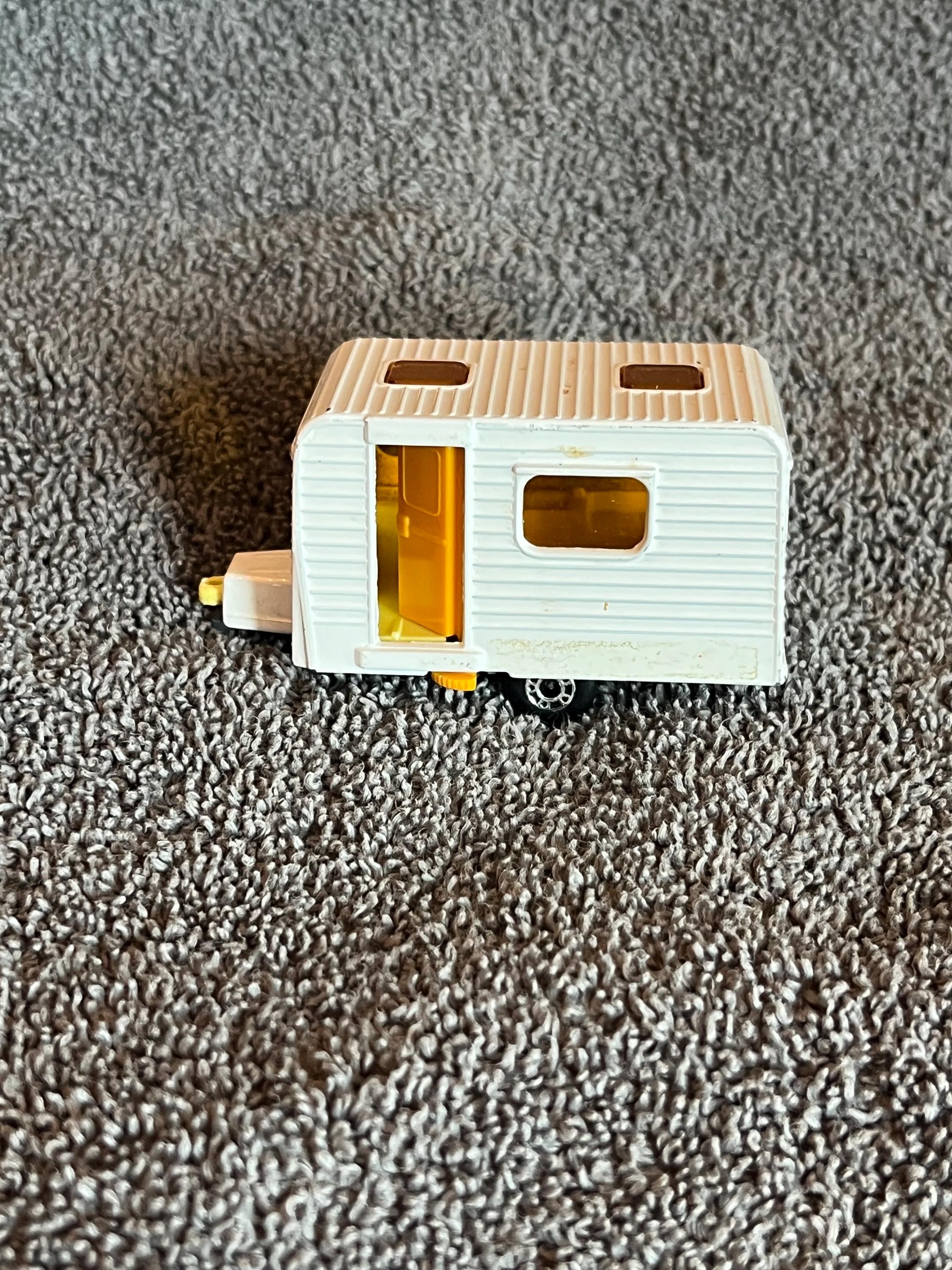 マッチボックス　レズニー　No.23 キャラバン（キャンピングトレーラー） マッチボックス レズニー No.23 キャラバン（キャンピングトレーラー