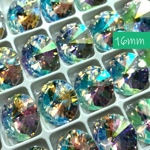 Puede incluir: Una vista de cerca de una bandeja de piedras de cristal redondas, multicolores e iridiscentes. Las piedras están dispuestas en filas y todas tienen un tamaño de 16 mm. El texto "16mm" es visible en la imagen.