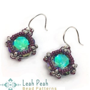 Könnte beinhalten: Ein Paar silberne Ohrringe mit einem grün schillernden Kristall, umgeben von burgunderfarbenen und silbernen Perlen.