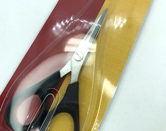 Puede incluir: Tijeras con mango negro y cuchillas plateadas, con la palabra "Beadsmith" impresa en el lateral. Las tijeras están empaquetadas en una carcasa de plástico transparente.