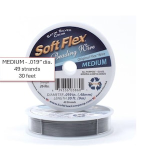 Op de afbeelding: Satijnzilveren Soft Flex rijgdraad. De spoel is gemarkeerd met "MEDIUM" en bevat de volgende informatie: 0,48 mm diameter, 49 strengen en 9 m lengte. De draad is ontworpen voor alle doeleinden met glazen, minerale en metalen kralen.